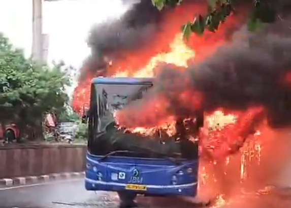 Delhi Fire, Bus Fire, Navbharat News India